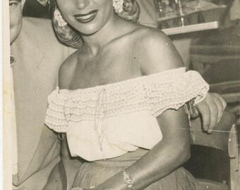 Vintage Foto Vintage 1940er Jahre 5x7 Foto Schöne Frau Victory Rolls Hair WWII Era Lounge