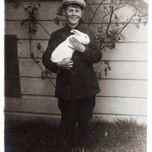 vintage foto jongen met zijn konijn konijn