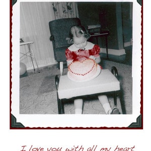 Little Girl w torta di San Valentino ti amo con tutto il mio cuore auguri