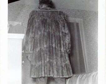 Instantánea vintage de un hombre fumando en pipa, vestido con un abrigo de visón de mujer (parte trasera y delantera) LOTE 50 M