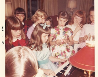 Foto vintage de 1965 Recital de piano Cumpleaños floral Niñas Vestidos abullonados Flequillo hacia afuera Color de cabello58U