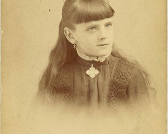 Leeson Studio, New York, 1880er Jahre, blau handgefärbte Augen, Mädchen mit Kleeblattanhänger, Kabinettkarte