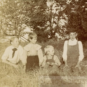 Vintage photo 1907 Eugene Oregon 2 Photos Children Overalls COuntry Nature Kids Fishing 19 F image 1