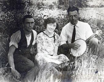 Vintage Schnappschuss 1929 Drei Jugendliche und ein Banjo im hohen Gras des Sommers spielen Musik 39 F