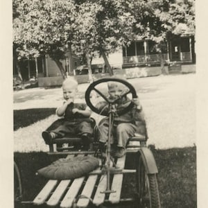 ヴィンテージ写真 1918 小さな男の子のハンドル駆動の自家製カート