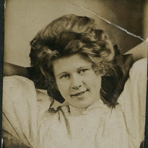 Vintage Foto Gem Miniatur Foto Teen w Big Hair und Schleife