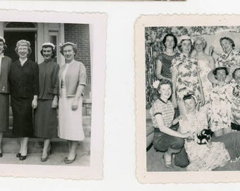 Puede incluir: Una fotografía en blanco y negro de dos grupos de mujeres. El primer grupo está de pie frente a un edificio, mientras que el segundo grupo está de pie en un jardín. Ambos grupos visten ropa vintage.