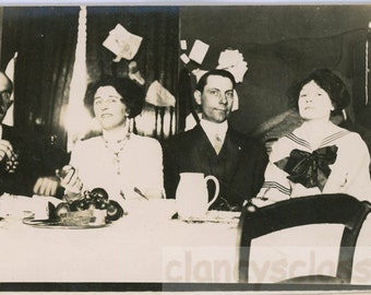 vintage photo 1914 Two Couples Eat Fruit Lunch Table RPPC Suspicious Woman 24 S
