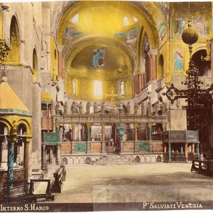 Könnte beinhalten: Ein Blick in das Innere der Markuskirche in Venedig, Italien. Die Basilika ist mit goldenen Mosaiken und aufwendigen Details verziert. Das Innere ist geräumig und prunkvoll, mit einer hohen gewölbten Decke und einer großen zentralen Kuppel.