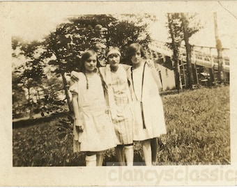 vintage photo 1923 Three Young Flapper Era Women Affectionate 65Z