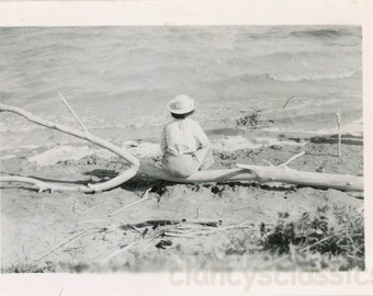 Vintage Foto 1921 Frau sitzt auf weißem Holzstamm und fischt von hinten 49 D