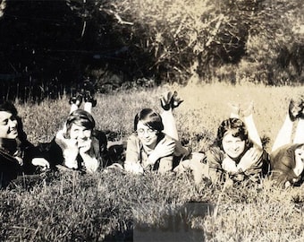 Vintage Foto 1931 Schnappschuss Flapper Girls Kicking Up Heels auf einem Rasen 55 E
