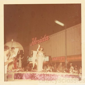 vintage photo 1965 &quot;Mom&quot; Miss FLORIDA Beauty Queen Parade Florida Theater Color Snapshot 60 R