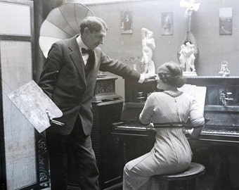 Vintage Fotodruck französischer Künstler und Model am Klavier 1900