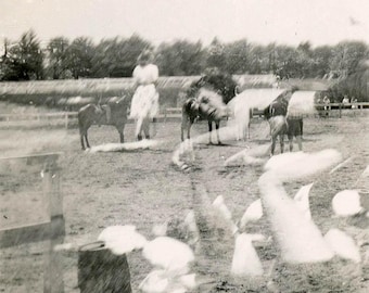 Fotografía antigua de 1944, doble exposición, abstracta. Ella flota sobre él. 18 G