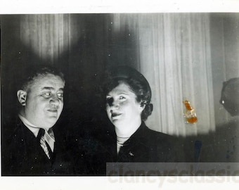 Vintage Foto Ungewöhnliches Paar ODD Look von unten beleuchtet in dunklem Hitchcock wie 27T