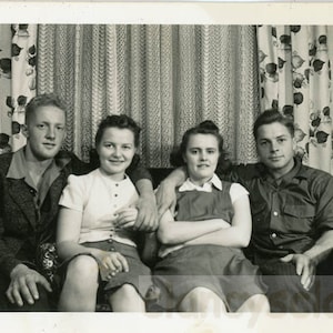 Vintage photo 1940 DOuble Dating Couples Guys w Arms Around Their Gals on Couch 6 E
