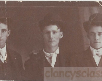 vintage photo 1910 Three Men Albumen Hats Affectionate  45 T