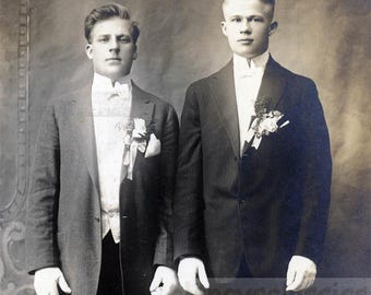 Fotografía antigua de 1910: Dos hombres apuestos con trajes de esmoquin, romance con guantes blancos, Yonkers, Nueva York. RPPC 49J