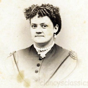 vintage photo 1865 Woman w Unusual Corkscrew Ringlet Hair Elmira New York CDV 29 S
