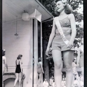 Vintage Foto 1949 Fashion Show Beauty Contest Frauen Walk Stage NEGATIVE 72 D