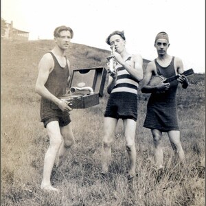 Tarjeta de felicitación con foto vintage de hombres jóvenes tocando saxofón, banjo y tocadiscos
