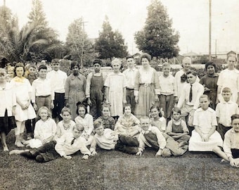 Retrato de clase de una escuela primaria del sur de California de la década de 1910: Maestro/a e hijos