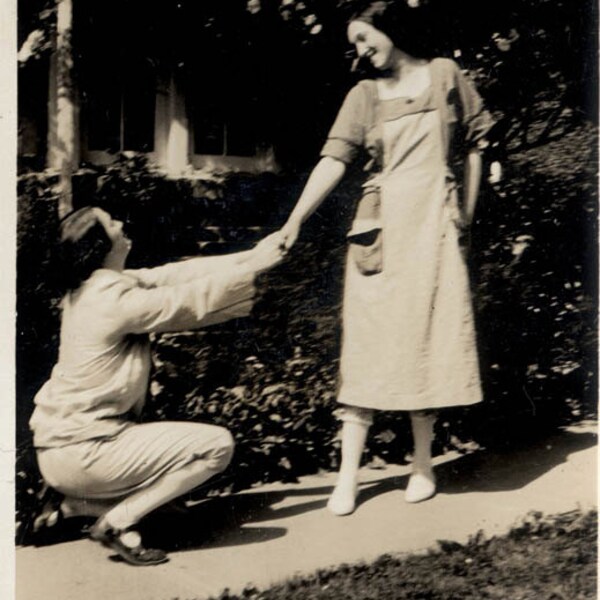 Photo Vintage femme penche de proposition à une autre lesbienne int