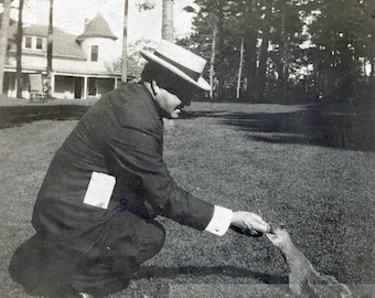 Vintage Foto 1910 Mann Herr Thayer füttert Eichhörnchen in Poland Springs Maine 22 I