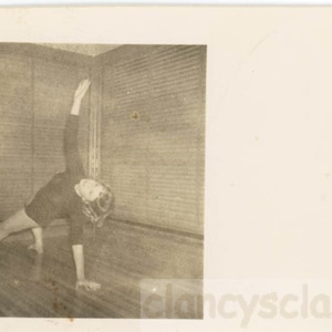 foto vintage 1958 Young Lady Yoga Acrobatic Stretch Pose 23 W