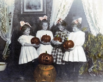 Tarjetas fotográficas antiguas Chicas de Halloween sostienen calabazas Jack o Lanterns