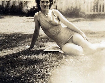 Vintage Foto 1943 Hübsche Frau Badeanzug Sonnen Sitzt auf Lustigen Papier Comics 4 S