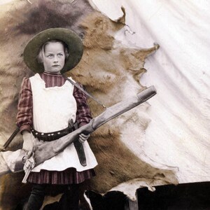 Kleines Cowgirl mit Gun-Rentier-Haut-Hintergrund-Grußkarte