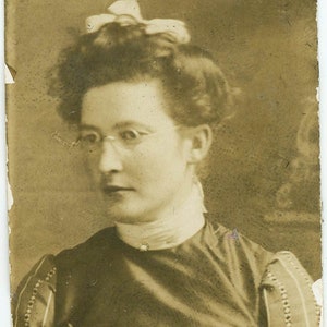 vintage photo 1907 Young Lady Hairbow Eye spectacles Glasses 19 D