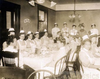Fotografía antigua de la década de 1910: Estudiantes de enfermería y su invitado de honor en una reunión en el comedor.