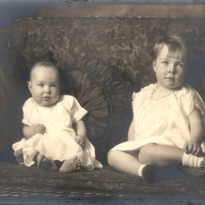 Vintage photo 2 Beautiful little Girls Sit on the Couch w Pillows