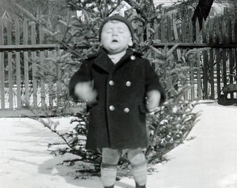 Foto antigua de 1937: Niño en la nieve teniendo una experiencia extracorpórea inusual64 R