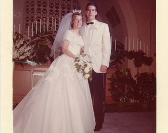 vintage photo 1963 Mid Century Tall Bride Groom Wedding day color Snapshot 40 J