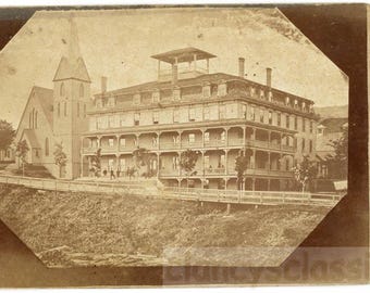 Fotografía del hotel Mountain House Resort en Blandford, Massachusetts, a finales del siglo XIX.
