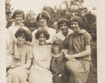 vintage photo 1922 Group Young women & Girls All got Bobbed Hair Bangs Flapper Haircuts 28 S