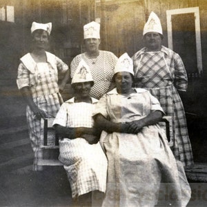 Vintage Snapshot 1930 Cinque donne sorelle massoniche indossano Pyramid Hats 17 X