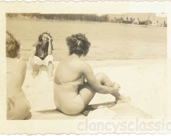 Vintage Snapshot 1940 Women at Beach Bathing Suits Beauty in Their Backs 22U