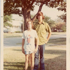 vintage Foto 1972 Those 70s Brothers Bud Man T-Shirt Blau Jeans Langhaar Hippie Boys 67 I