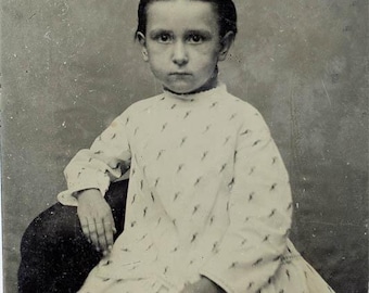 Fotografía antigua de 1899: Niña pequeña con vestido de peto a cuadros y pelo corto. Tintype 35 F