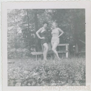 vintage photo 1955 Bathing Beauty Gals Blonde Brunette in Swimsuits 26 H