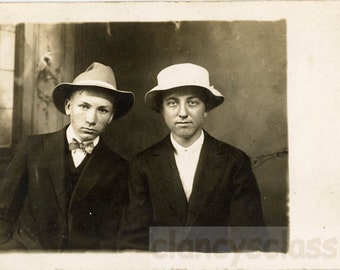 Vintage Snapshot 1910 Dos hombres jóvenes adolescentes niños pajarita sombrero de cubo RPPC 53 X