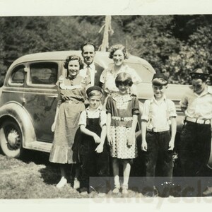 vintage photo 1934 What a Big Family 2 Girls 3 Boys in Beanie Caps by Old Car 32 C