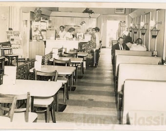 Foto antigua del restaurante Kennys en Northampton, Massachusetts. Interior de mediados de siglo. Quiosco de periódicos.