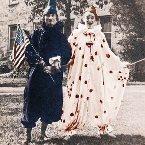 Vintage foto wenskaart polka dot pierrot maskerade kostuum meisjes w vlag getint