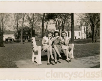 vintage photo 1949 three Cute Young Ladies Crossed Legs Chin on Hands 68 F